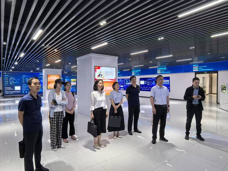 数学与信息科学学院赴郑州数据交易中心开展校企合作交流
